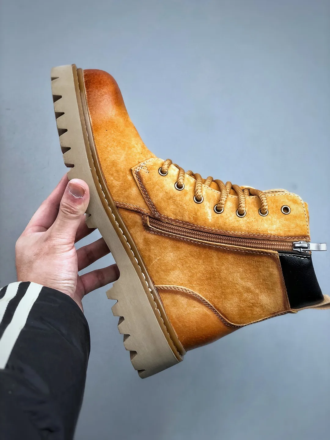 Local 💰640 supports store opening new goods 🚀 #Timberland Timberland/Timberland new autumn and winter products essential outdoor leisure rhubarb boots series for autumn and winter #Guangdong Dachang quality original box original packaging fashion trend matching fabrics made of Italian 🇮🇹 top matte fine-grained cowhide lightweight outsole with anti-odor and anti-corrosion genuine leather latex insoles from outsole to hardware are made from OEM raw materials Same as the original Goodyear's never-opening glue process. Good products don't kill pigs. The quality of the first order is strictly controlled. Exclusively released on the entire network. The quality is beyond doubt. The full set of official website unified packaging gives you a perfect wearing experience. The quality is exquisite and durable. A must-have for sportsmen. Specializes in not looking handsome. High-quality feet feel first-class. This winter, it is specially used for outdoor cold protection. Daily casual matching. Size: 38-44 (leather shoe size)